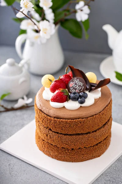 Gâteau au chocolat pour la fête des mères avec des baies et garniture au chocolat — Photo