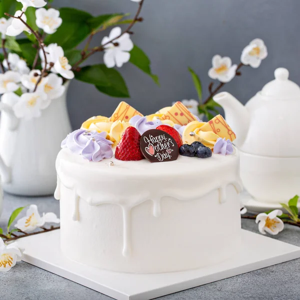 꽃 과 흰색 초콜릿 유약을 곁들인 어머니들을 위한 바닐라 케이크 — 스톡 사진