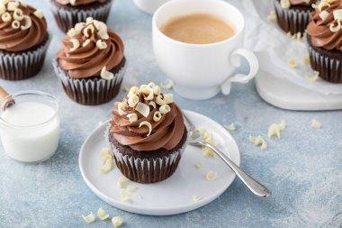 Çırpılmış ganache kremalı ve beyaz çikolatalı kekler.