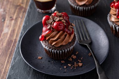 Çırpılmış ganache ve vişneli Black Forest keki.