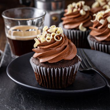 Koyu çikolatalı kahve kekleri ve kremalı kahve ganache kreması.