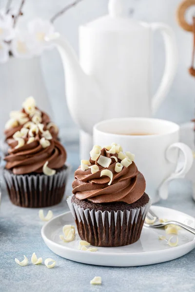 Cupcakes de chocolate escuro com cobertura de ganache chicoteado e cachos de chocolate branco — Fotografia de Stock