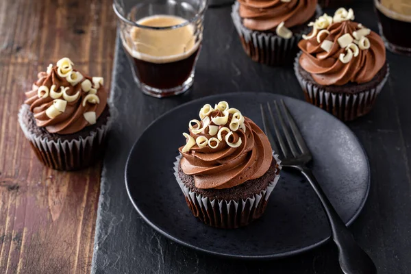 Bolinhos de café de chocolate escuro com cobertura de ganache de café chicoteado — Fotografia de Stock