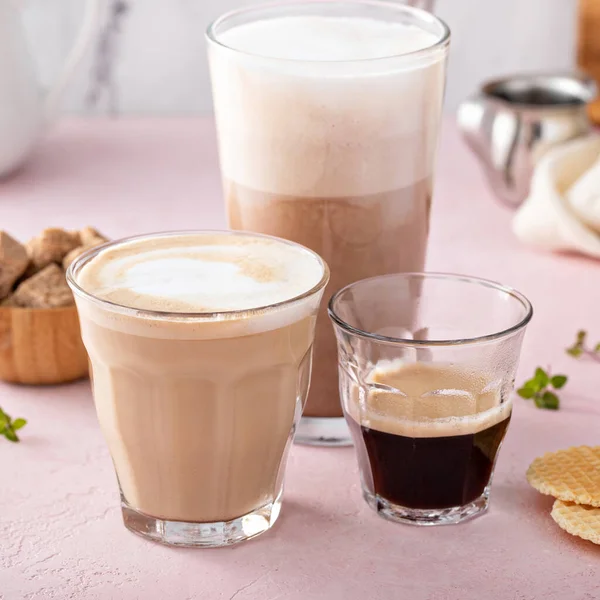 Kaffe och espressodrycker i glas, latte och mocka — Stockfoto
