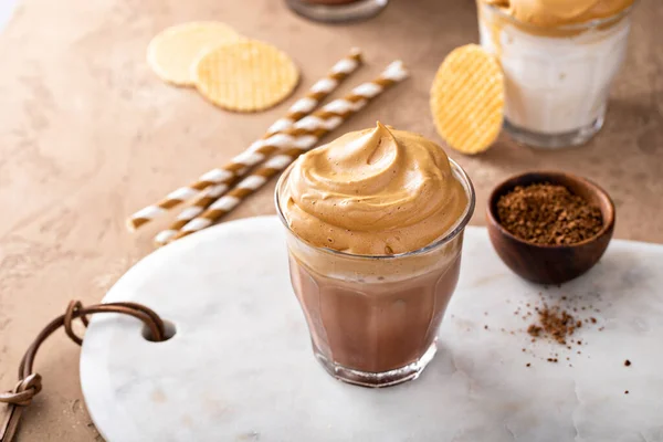 Caffè Dalgona con latte normale e cioccolato in un bicchiere — Foto Stock