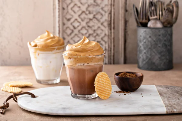 Café Dalgona con leche regular y chocolate en un vaso — Foto de Stock