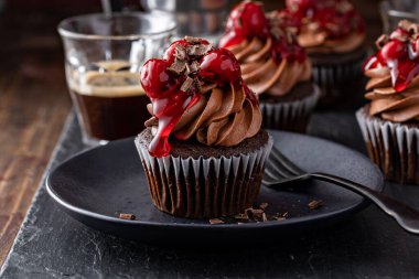 Çırpılmış ganache ve vişneli Black Forest keki.
