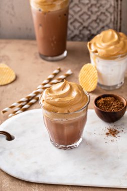 Buzlu çikolatalı sütlü Dalgona kahvesi.