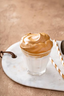 Dalgona sütlü ya da bademli kremalı kahve.