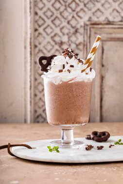 Krem şantili buzlu çikolatalı frappe.