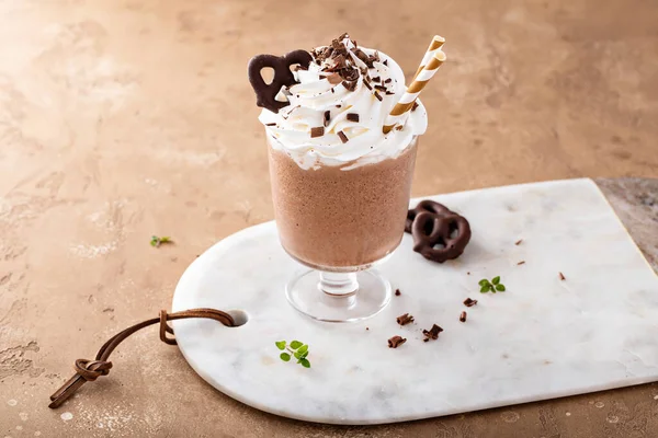 Café glacé au chocolat frappé à la crème fouettée — Photo