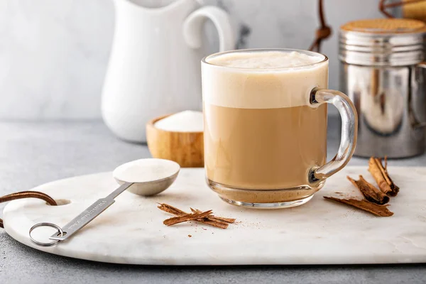 Kaffe med kollagen pulver och smör, hälsosamt ketokaffe — Stockfoto