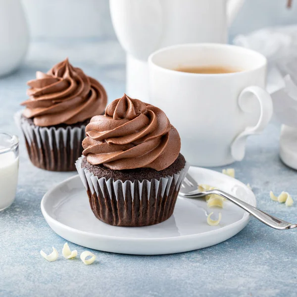 Donkere chocolade cupcakes met geklopte ganache glazuur — Stockfoto