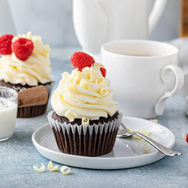 Bolinhos de chocolate com cobertura de chocolate branco e framboesas — Fotografia de Stock