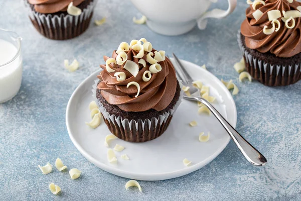 Cupcakes au chocolat noir avec glaçage à la ganache fouettée et boucles de chocolat blanc — Photo