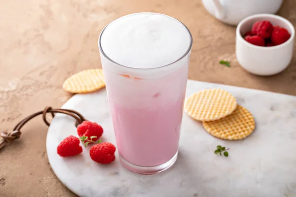 Cocktail de leite gelado de morango ou framboesa em um copo alto — Fotografia de Stock