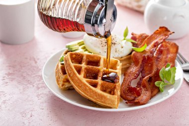 Kahvaltıda avokado ve pastırmalı gevrek Belçika waffle 'ı.