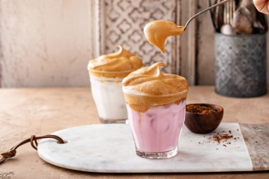 Dalgona kremalı kahve ve buzlu çilekli süt, modaya uygun kahve.