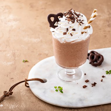 Krem şantili buzlu çikolatalı frappe.