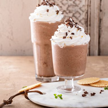 Krem şantili buzlu çikolatalı frappe.