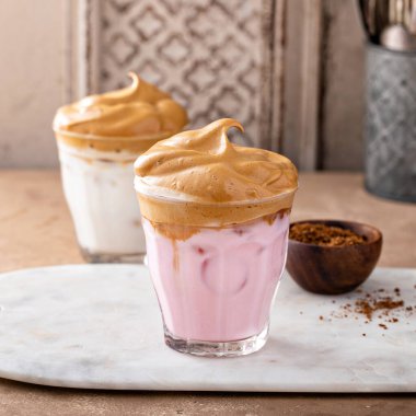 Dalgona kremalı kahve ve buzlu çilekli süt, modaya uygun kahve.