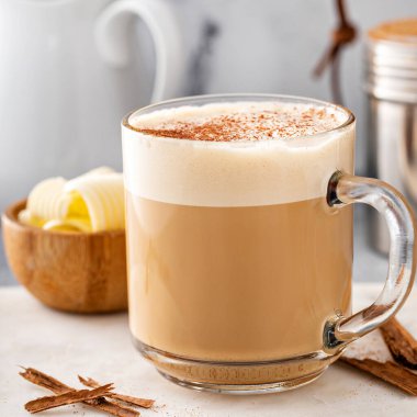 Çimenli, kurşun geçirmez kahve, tereyağı ve MCT yağı.