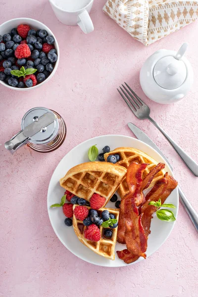 Belgische Waffeln mit Speck und frischen Beeren zum Frühstück — Stockfoto