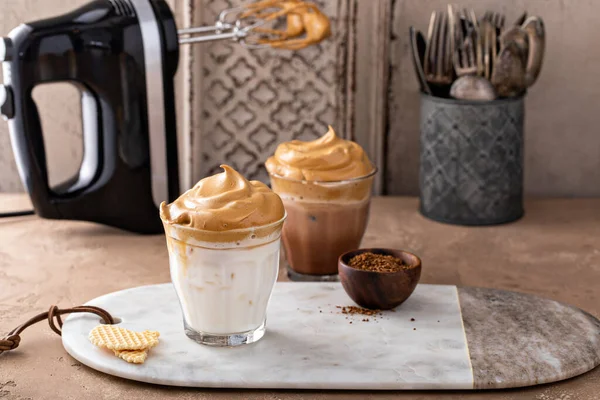 Café Dalgona con leche regular y chocolate en un vaso — Foto de Stock