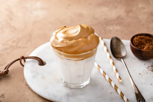 Café fouetté Dalgona au lait glacé aux produits laitiers ou aux amandes — Photo