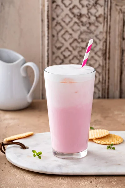 Клубничный или малиновый коктейль с молоком в высоком бокале — стоковое фото