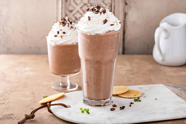 Frappe de café de chocolate gelado com chantilly — Fotografia de Stock