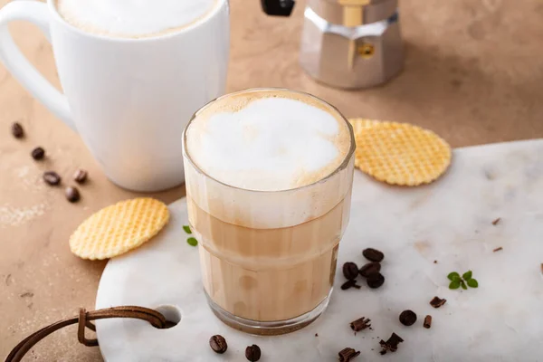 Forró kávé latte és cappuchino pohárban és bögrében — Stock Fotó