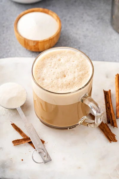 Koffie met collageenpoeder en boter, gezonde keto koffie — Stockfoto