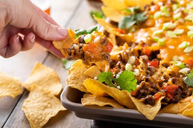 Biftek ve kırmızı biberli geleneksel nacho.