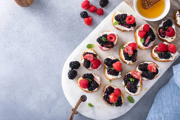 Bär och getost bruschetta med mynta och honung — Stockfoto