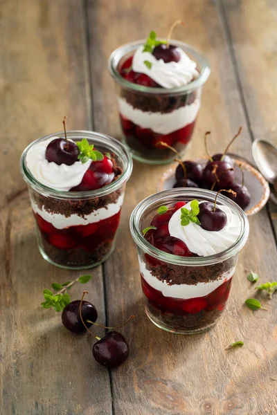 Trifles Foresta Nera, dessert in vasetti concetto — Foto Stock