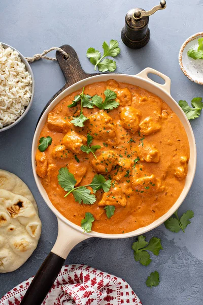 Pollo tikka masala, pollo marinado cocido en salsa de curry especiado —  Fotos de Stock