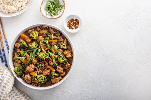 Kippenroerbak met broccoli en paprika — Stockfoto