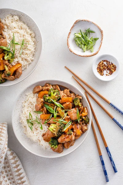 Kippenroerbak met broccoli en paprika — Stockfoto