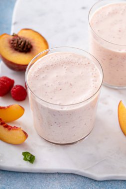 Ahududu şeftalili smoothie, sağlıklı ve ferahlatıcı içecek.
