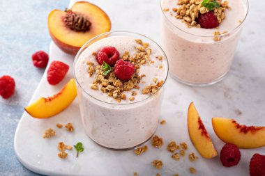 Ahududu şeftalili smoothie, sağlıklı ve ferahlatıcı içecek.