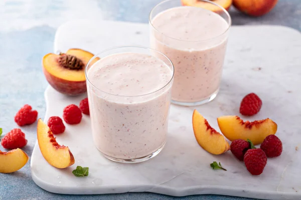 Raspberry peach smoothie, healthy and refreshing drink — Stock Photo, Image
