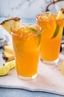 Limonlu ananaslı rom kokteyli, ferahlatıcı yaz kokteyli.