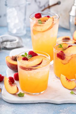 Şeftalili yaz kokteyli ve buzlu ahududu.