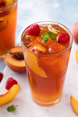 Şeftali ve ahududu buzlu çay veya kokteyl, soğuk ve ferahlatıcı yaz içeceği.