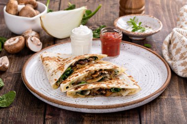 Mantarlı Quesadillas, ıspanak ve ekşi krema ve salsa soslu karamelize soğan.