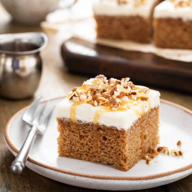 Krem peynirli havuç ya da baharatlı kek ve üstüne karamelli fındık ezmesi.