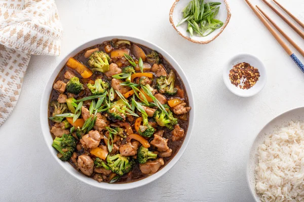 Kip Roerbak Met Broccoli Paprika Met Groene Uien Chili Vlokken — Stockfoto