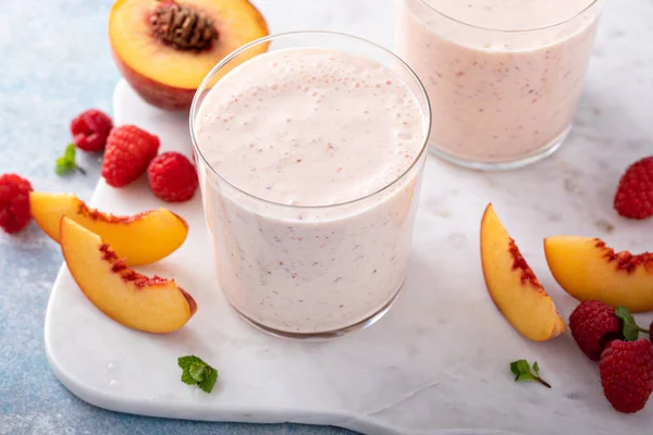 Raspberry Peach Smoothie Small Glasses Healthy Refreshing Drink — Stock Photo, Image