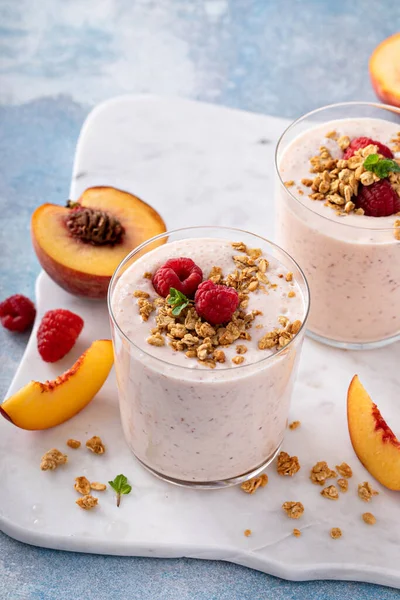 Buah Persik Raspberry Smoothie Diatapi Dengan Granola Dan Buah Beri — Stok Foto